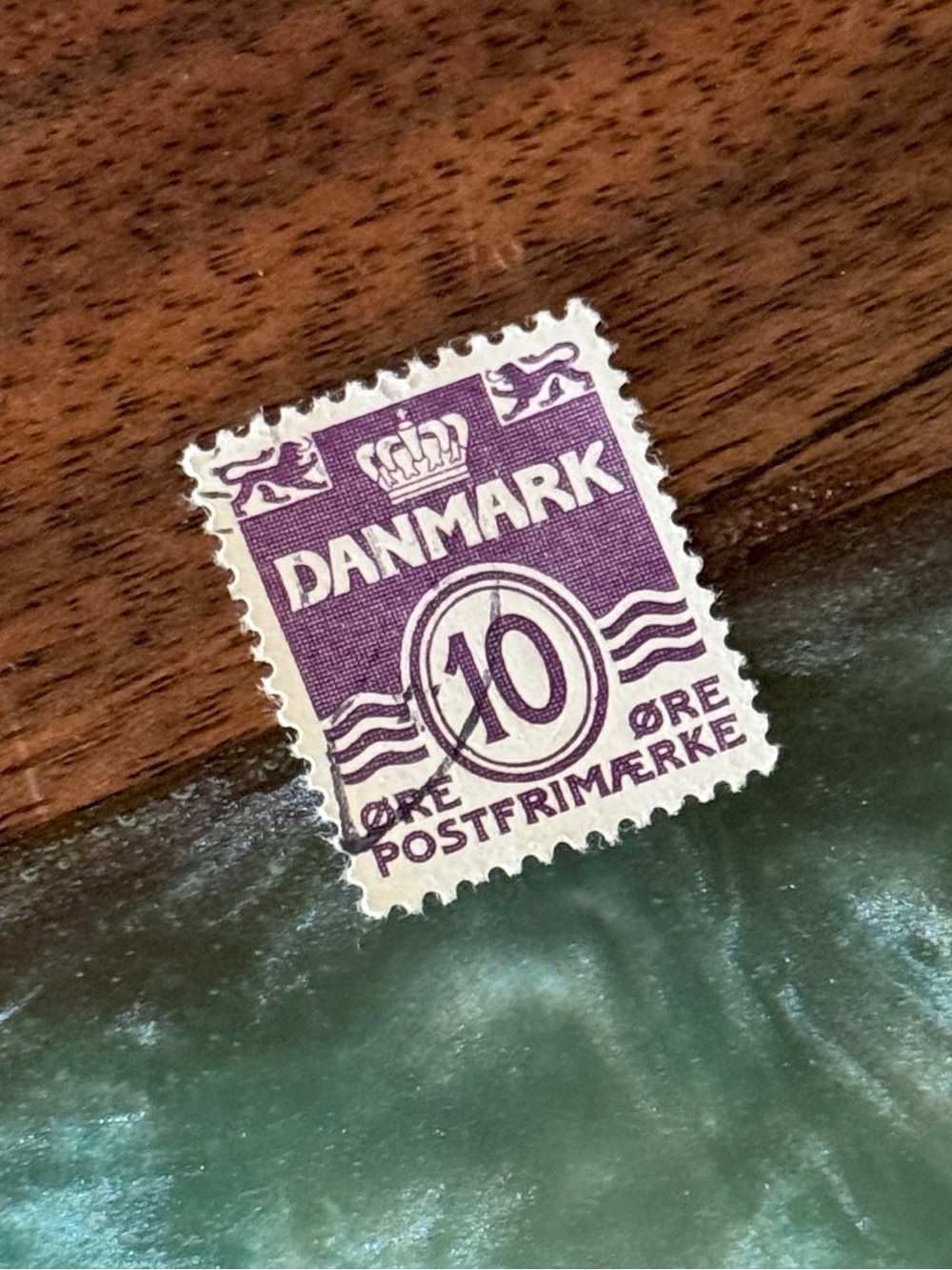 1938 - 10 øre Purple "Wavy Lines" Postage Stamp, Denmark